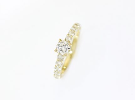 婚約リングの両脇にダイア10石たしてグレードアップ