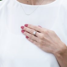 デコルテを彩るグラデーションのゆるやかな一文字型ネックレス