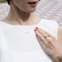 デコルテを彩るグラデーションのゆるやかな一文字型ネックレス