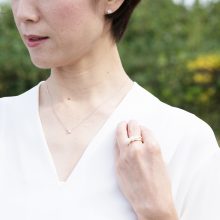 2本のリングをつけているかのような3連パールのリング