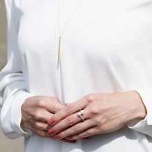 Iラインデザインがヴィヴィッドなネックレス