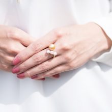 ゴールドの大粒パールに寄り添う三粒のパールのリング