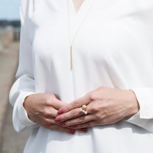 Iラインデザインがヴィヴィッドなネックレス