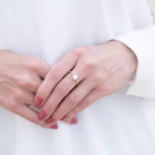 センターのダイヤの存在感が光るリング